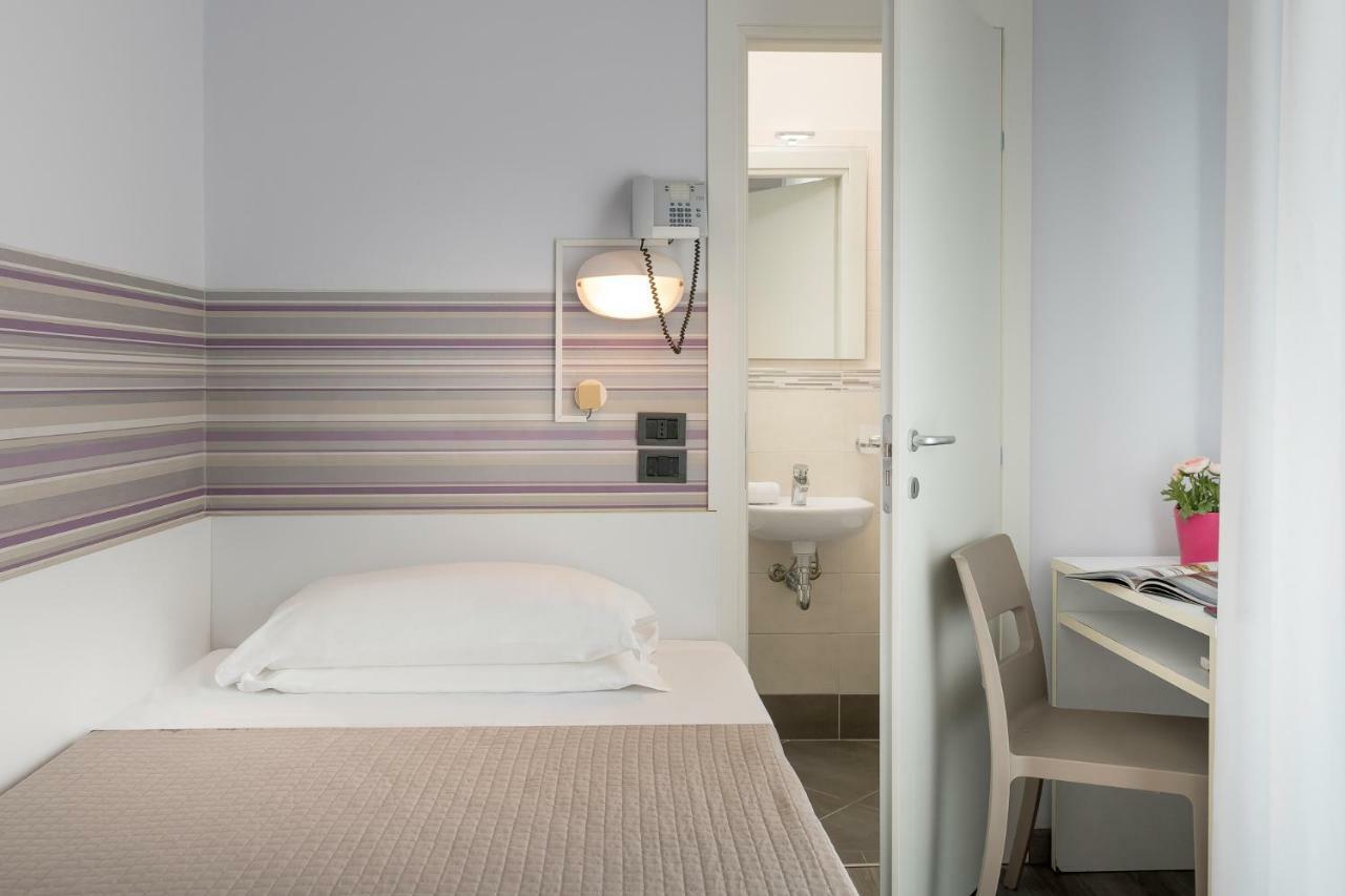 Hotel Ervill Rimini Esterno foto