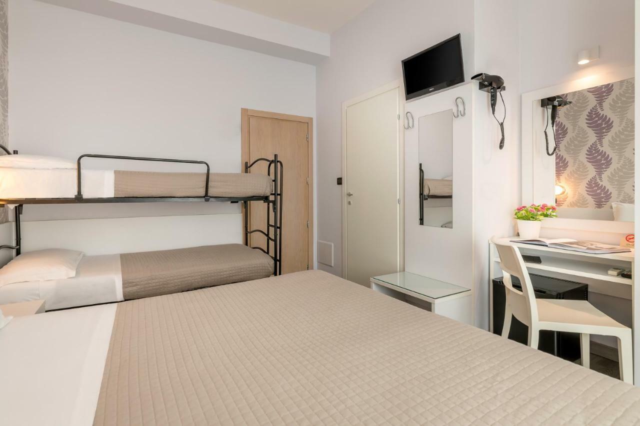 Hotel Ervill Rimini Esterno foto